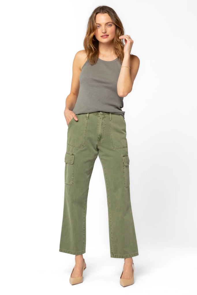 The Bradley Pants are crafted from 100% cotton twill and come with a wealth of functional features. These cargo pants include two front pork chop pockets, two back pockets and the requisite cargo pockets.