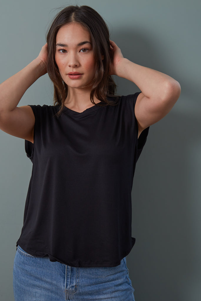 Lizza short sleeve tee in black color