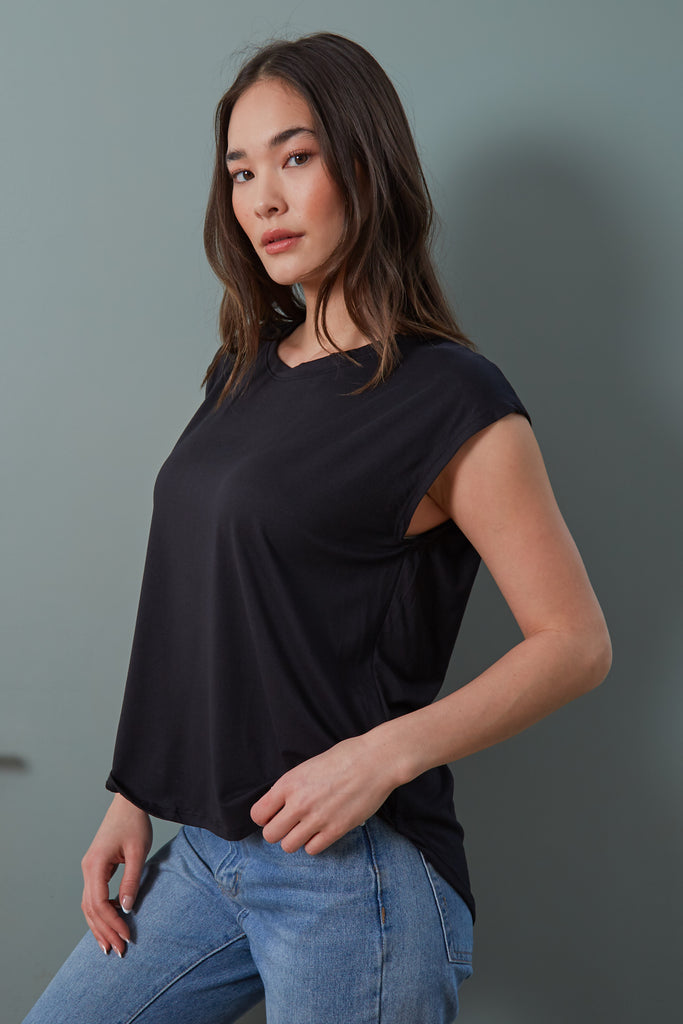 Lizza short sleeve tee in black color