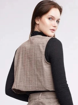 The Lin Crop Vest features a stylish three-button design, with crisp khaki and black stripes. Perfect for pairing with the Caroline Pants. Make a fashionable impression with the Lin Crop Vest.